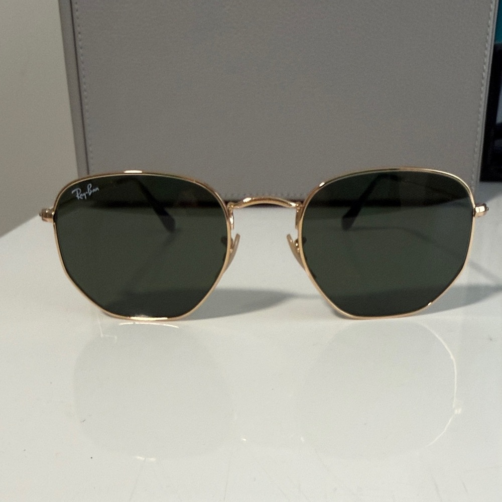 Ray-Ban Classic Gold Frame Sunglasses with Green Lenses hexagon shape.